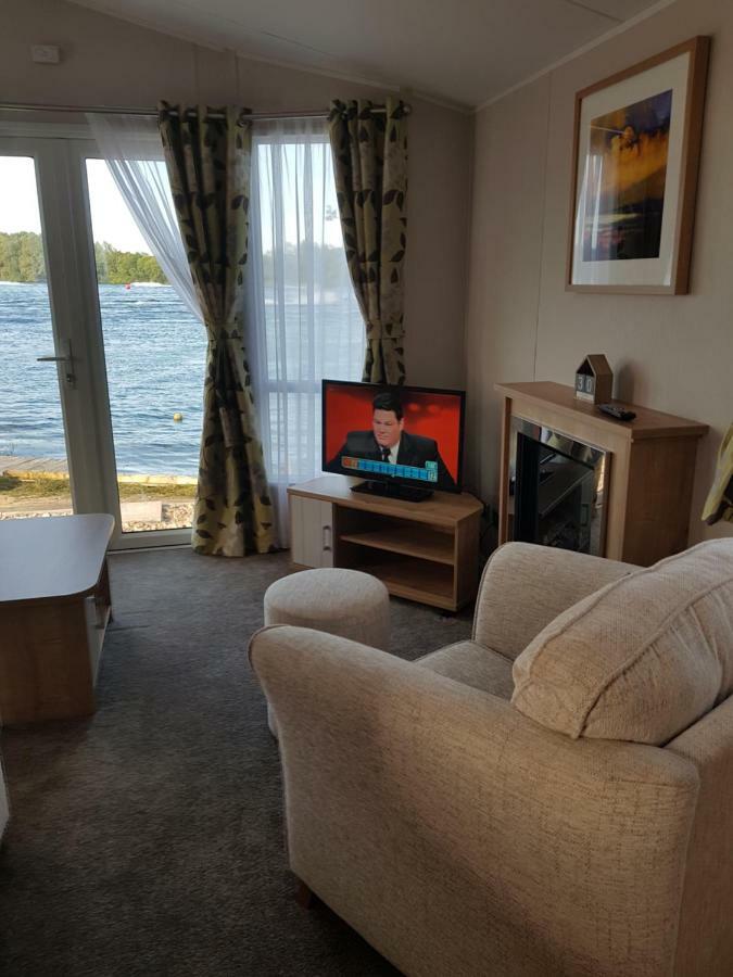 Dees Hot Tub Breaks At Tattershall Lakes Jet Ski 4 Exterior foto